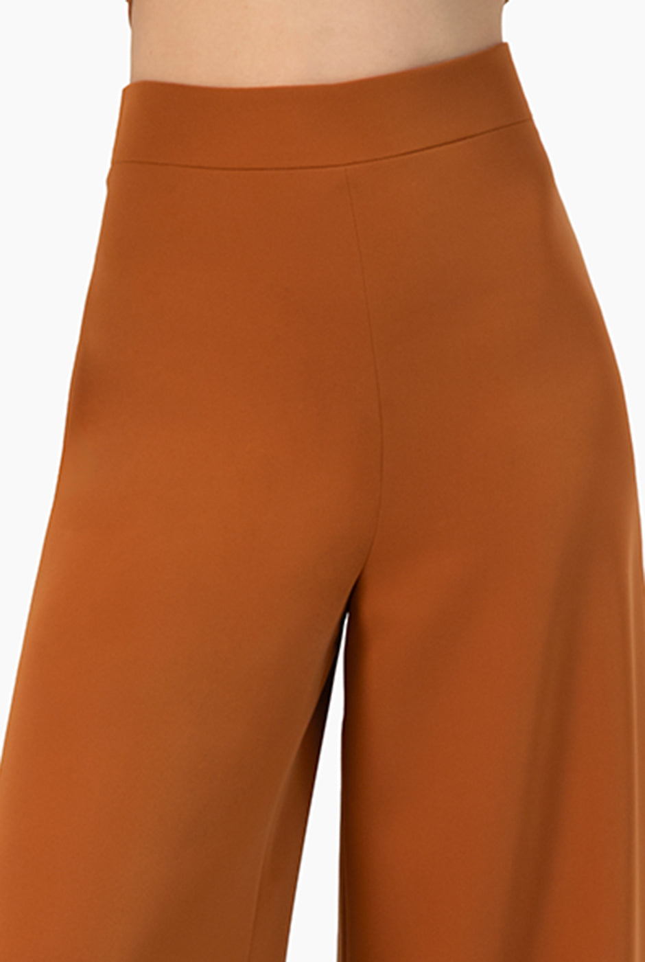 Pantalón café de pierna ancha sin bolsillos, elegante y suelto.