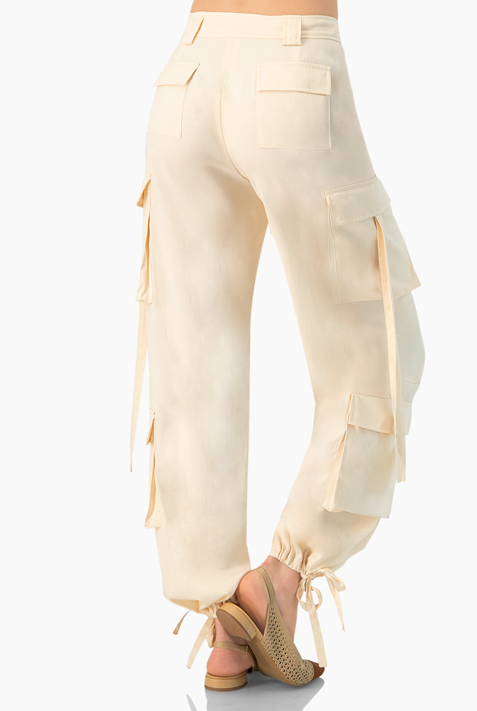 Pantalón cargo arena con cintas en cintura y tobillos