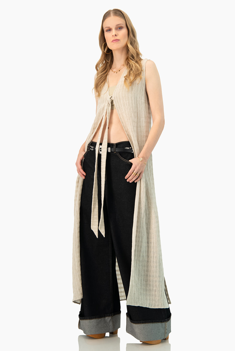 Jeans denim azul marino con dobladillo ancho y bolsillos de parche