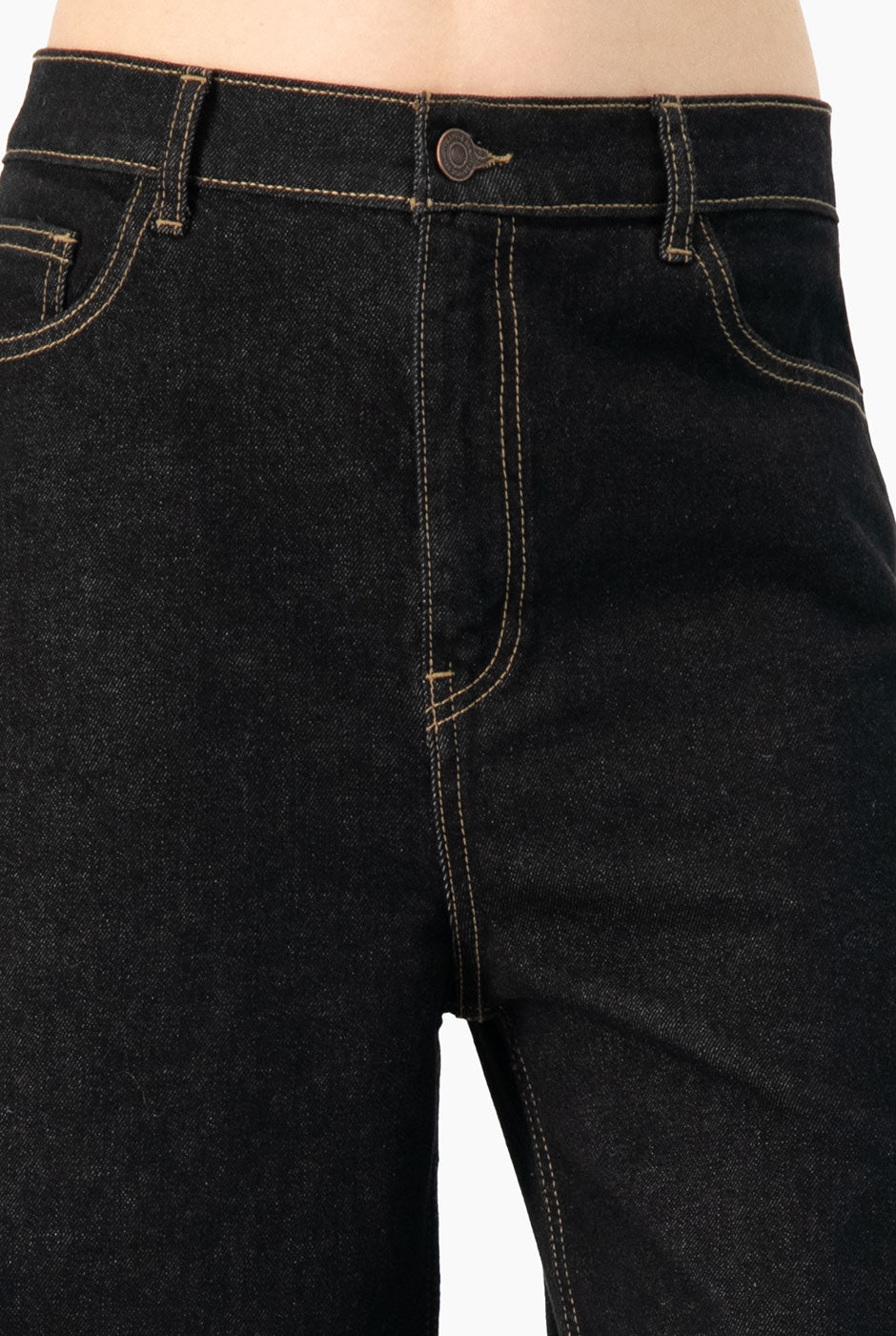 Jeans denim azul marino con dobladillo ancho y bolsillos de parche