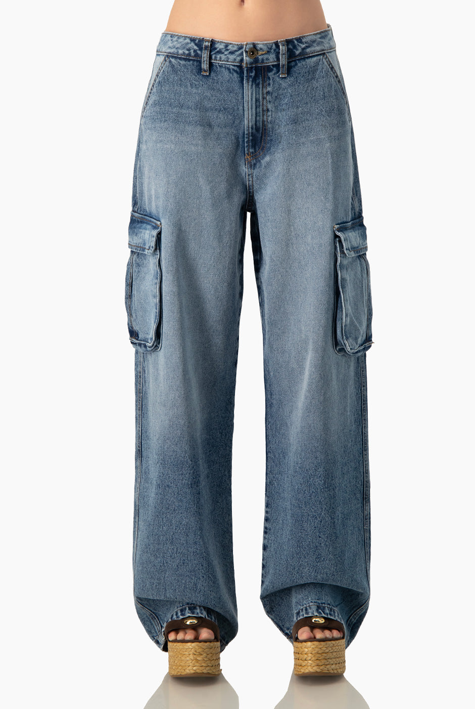 Jeans cargo azul con bolsillos grandes y cierre frontal