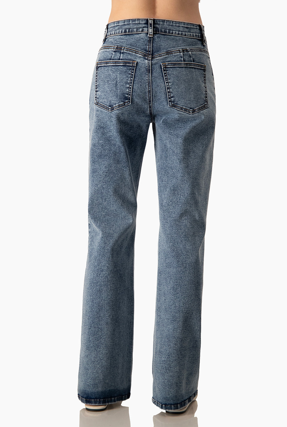 Jeans denim semi campana azul claro con bolsillos traseros