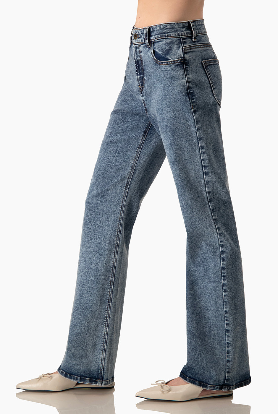 Jeans denim semi campana azul claro con bolsillos traseros