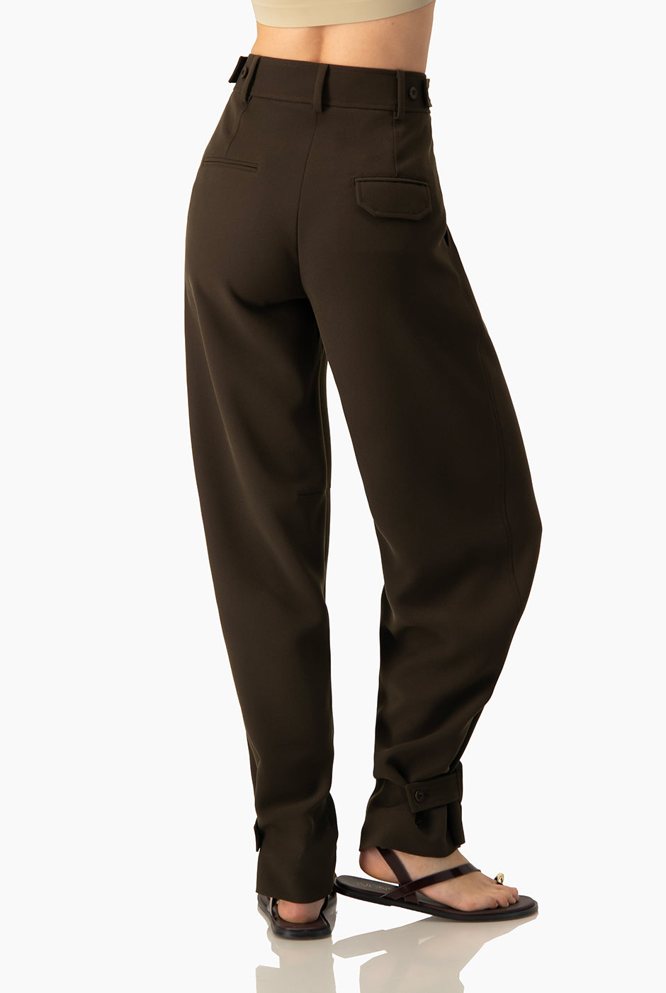 Pantalón recto verde olivo con charreteras y bolsillos