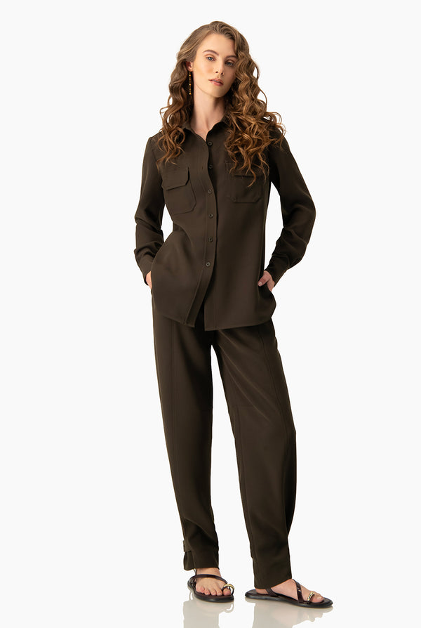 Pantalon liso con charreteras