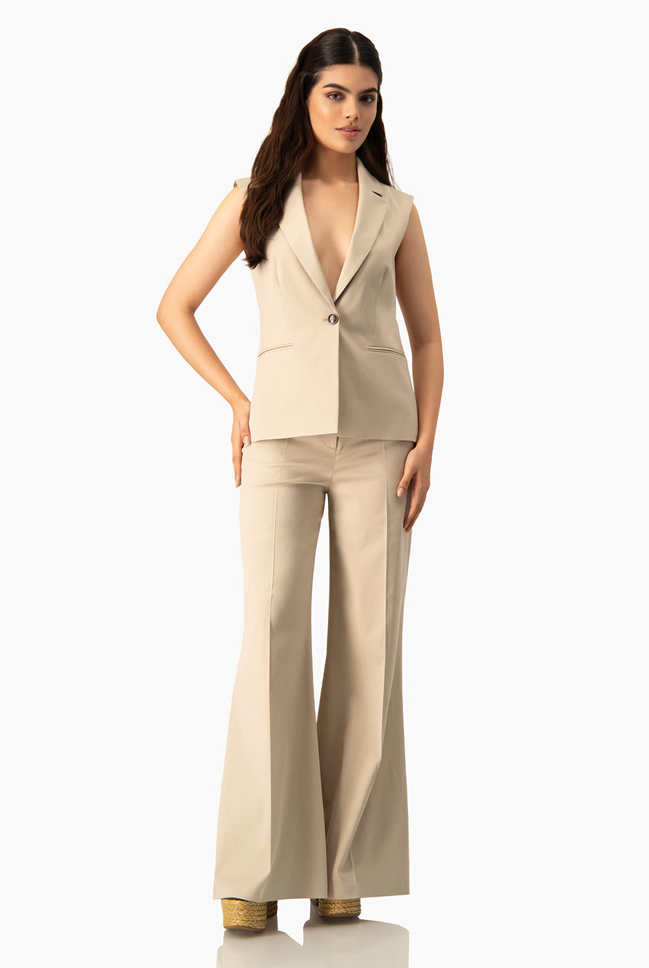 Pantalón beige de pierna ancha con bolsillos