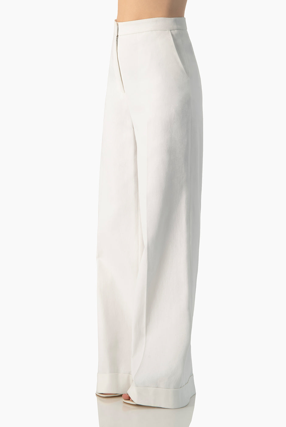 Pantalón blanco sastreado con dobladillo ancho y bolsillos
