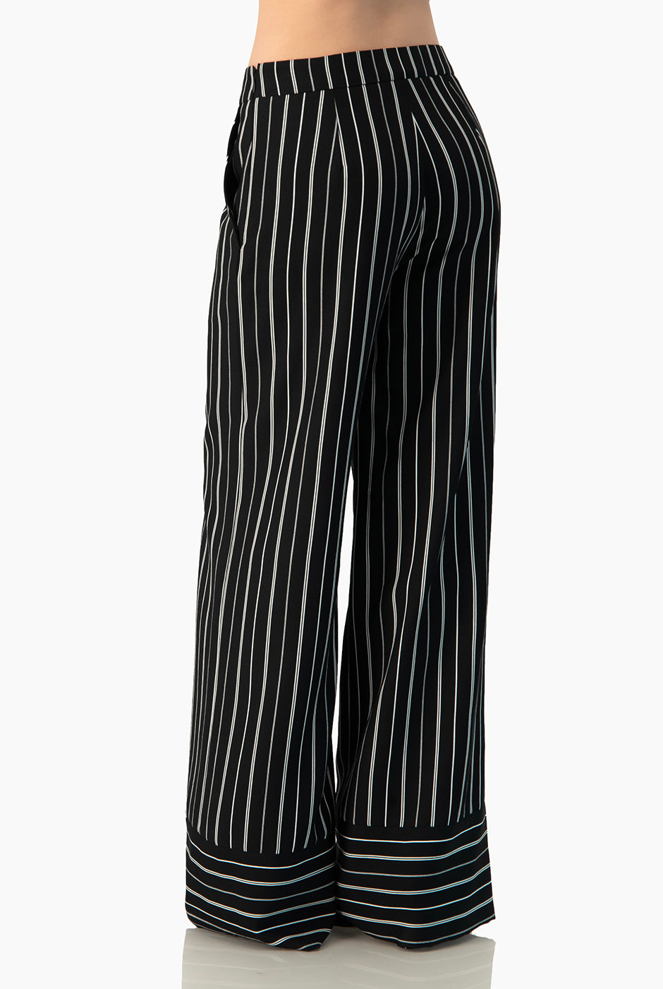 Pantalón negro a rayas con pierna ancha y dobladillo amplio