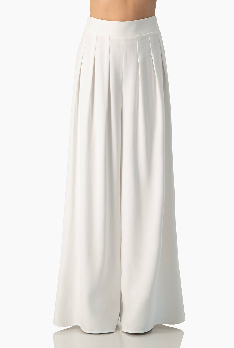 Pantalón blanco con pinzas y pierna amplia, estilo elegante