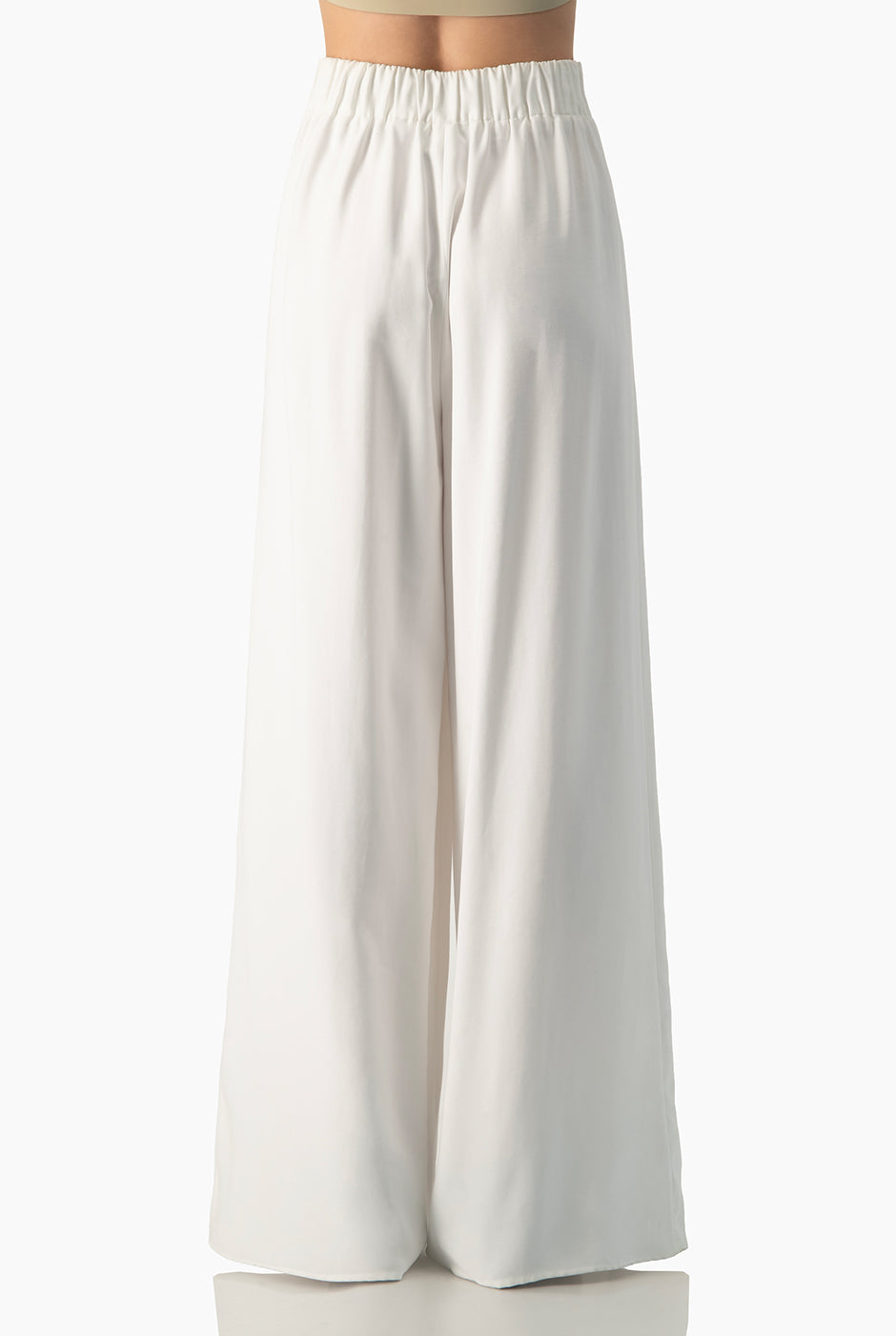 Pantalón blanco con pinzas y pierna amplia, estilo elegante