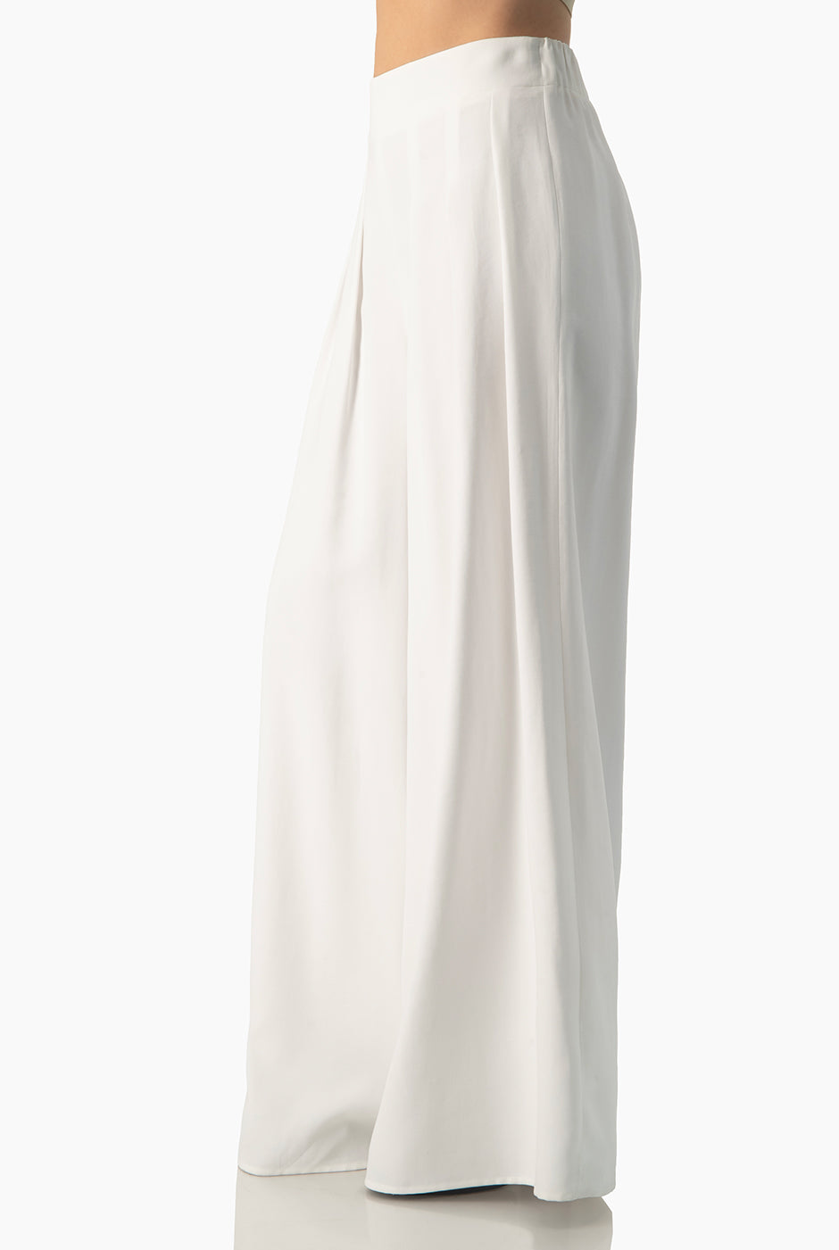 Pantalón blanco con pinzas y pierna amplia, estilo elegante