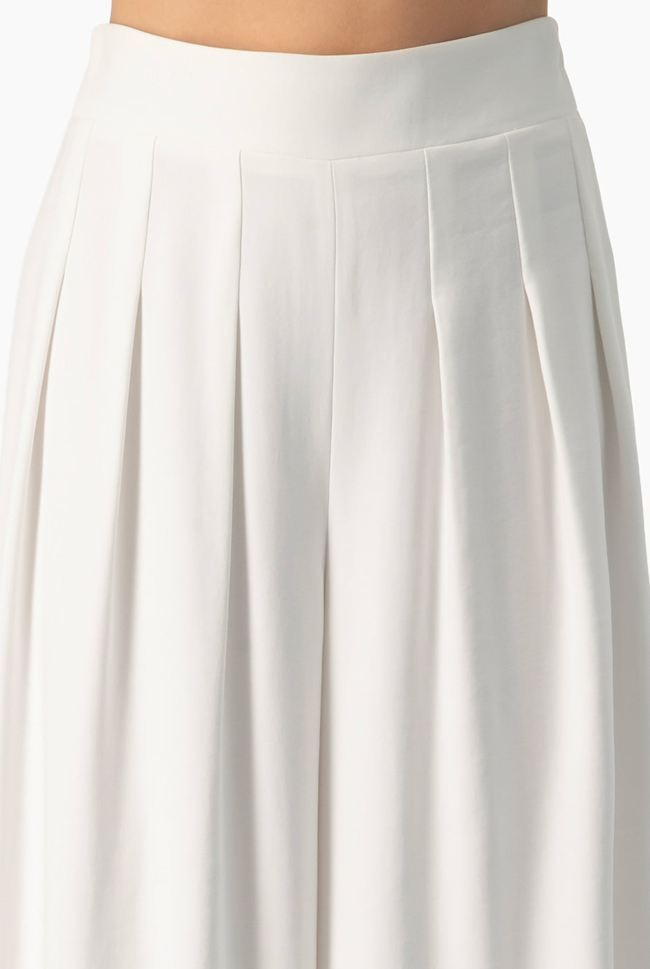 Pantalón blanco con pinzas y pierna amplia, estilo elegante