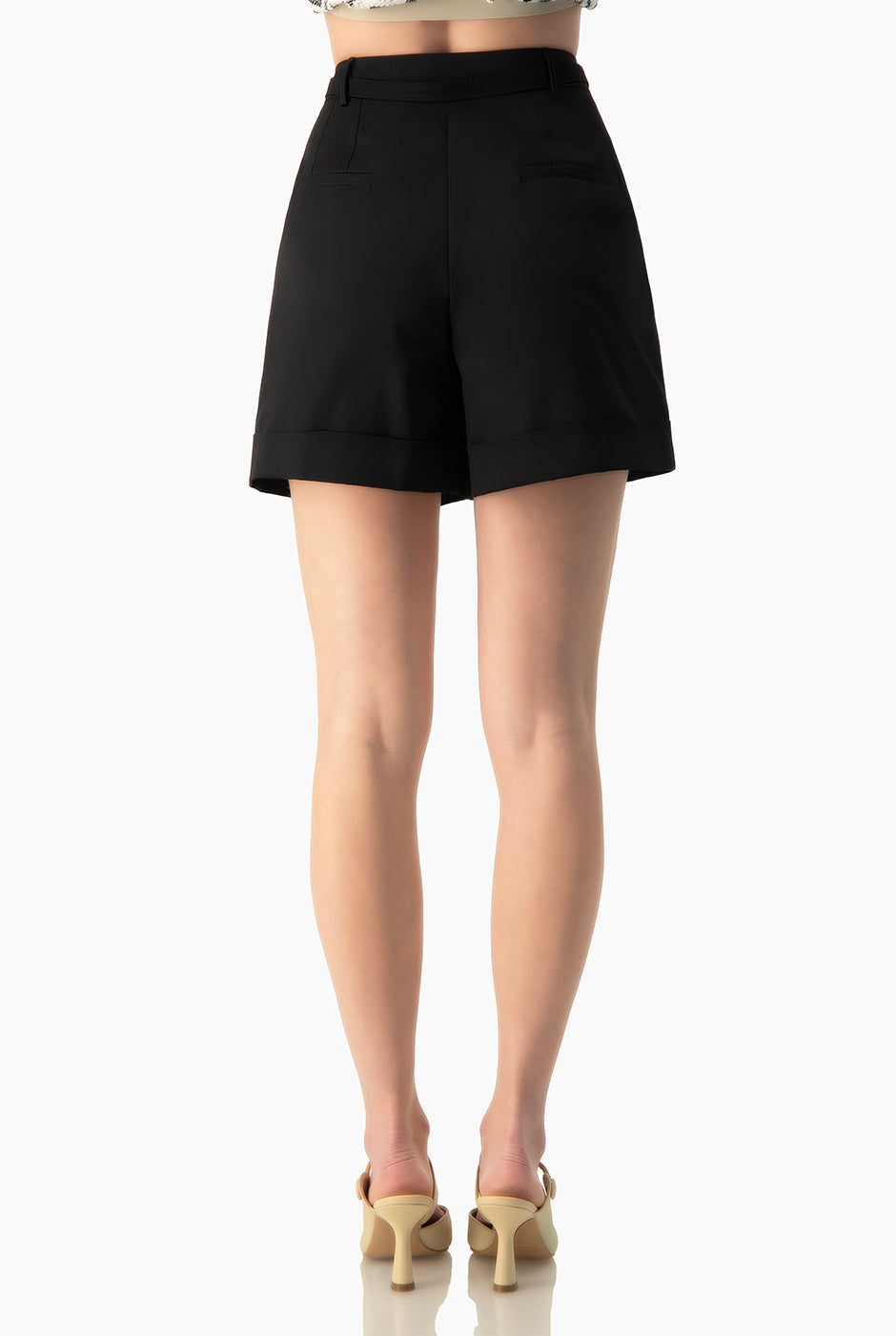 Short negro con pinzas frontales y cinturón