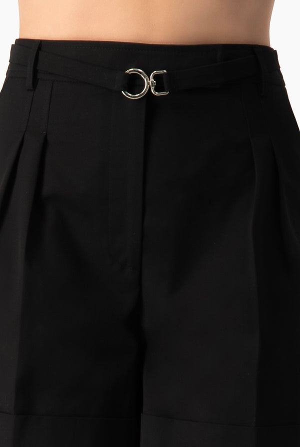 Short negro con pinzas