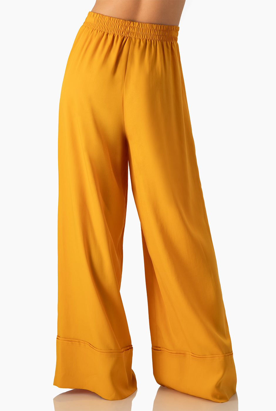 Pantalón naranja de pierna ancha con cinturón de amarre