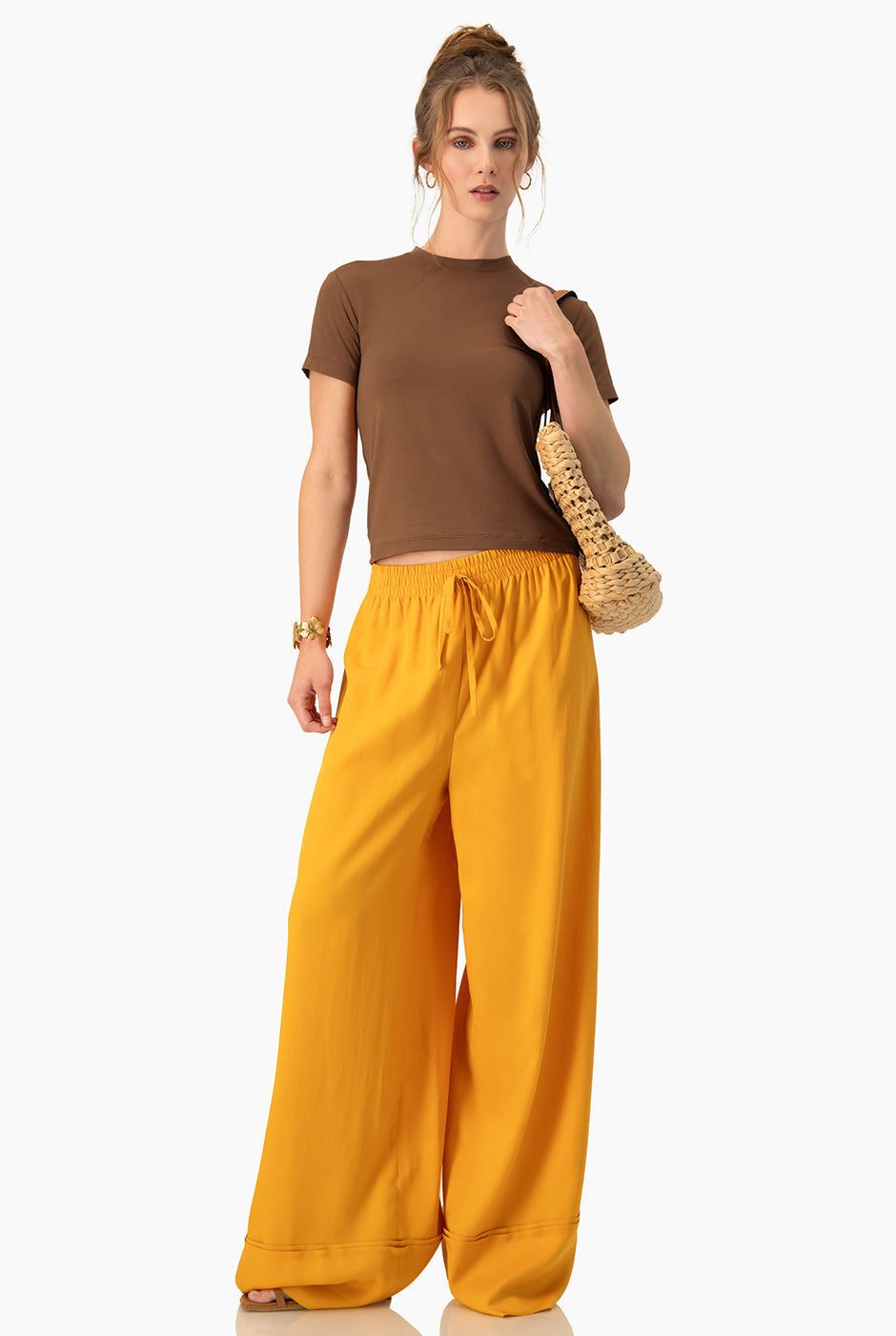 Pantalón naranja de pierna ancha con cinturón de amarre