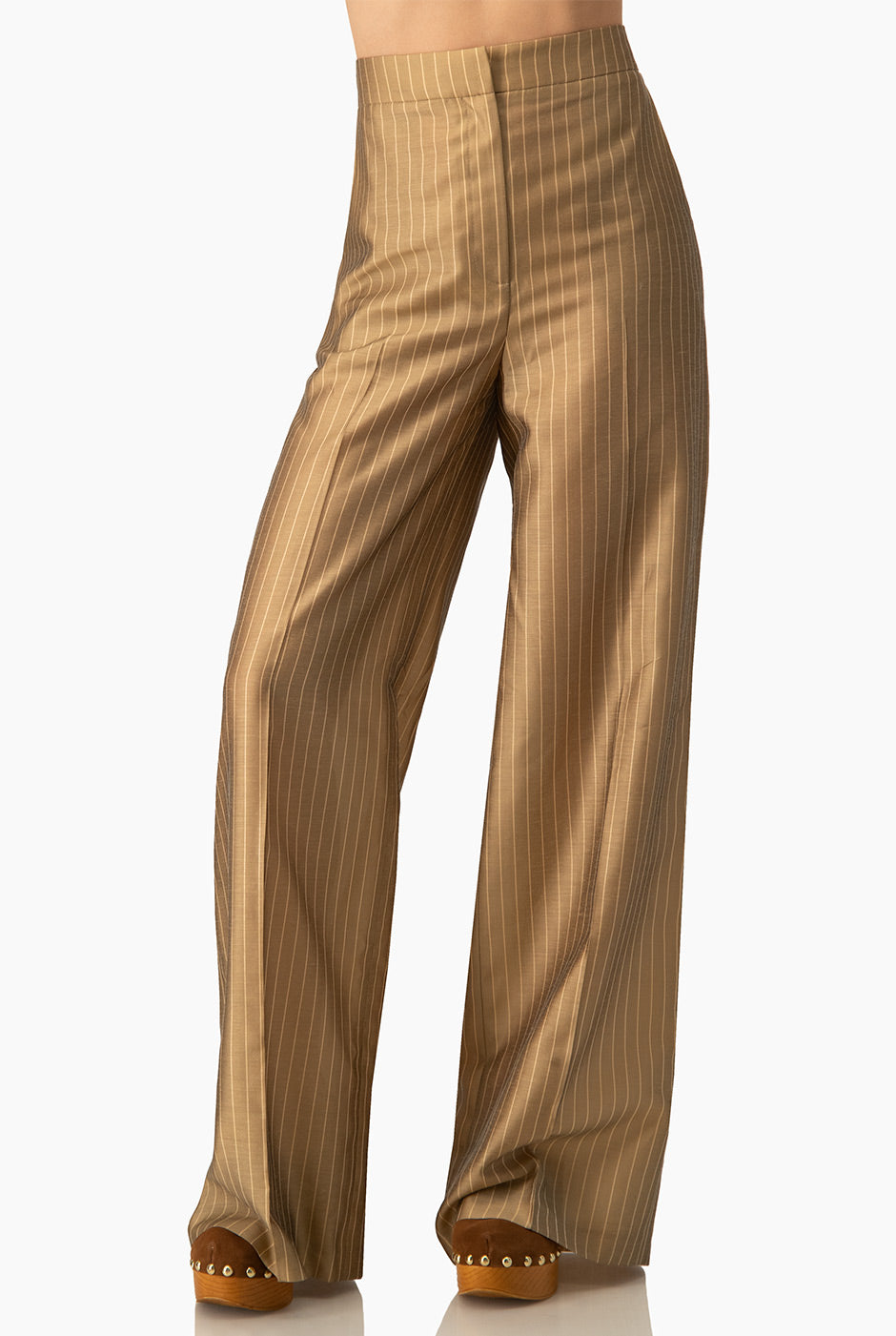 Pantalón beige de pierna ancha con rayas verticales y bolsillos