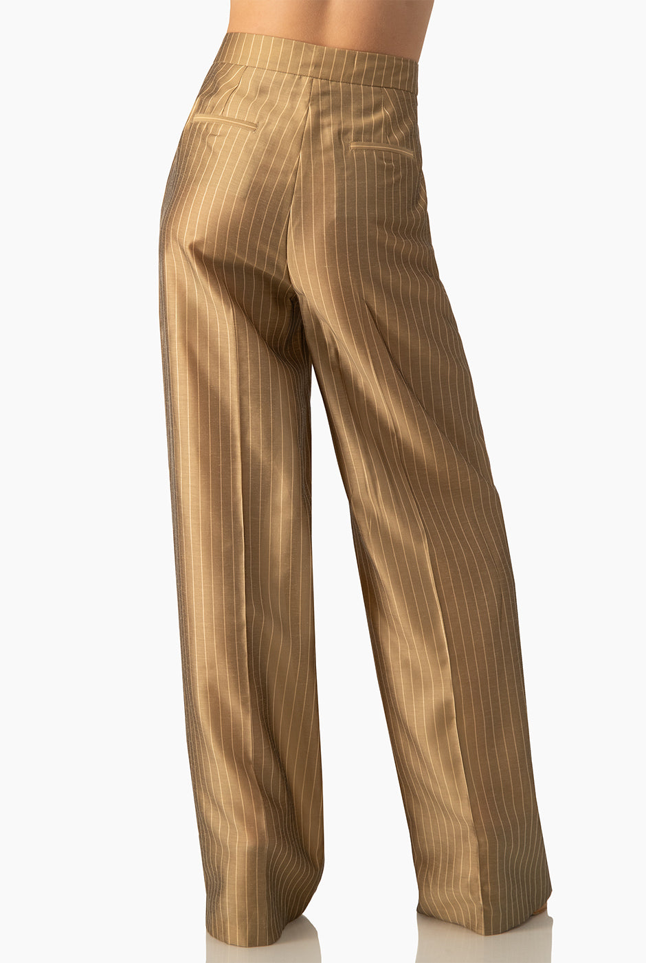 Pantalón beige de pierna ancha con rayas verticales y bolsillos