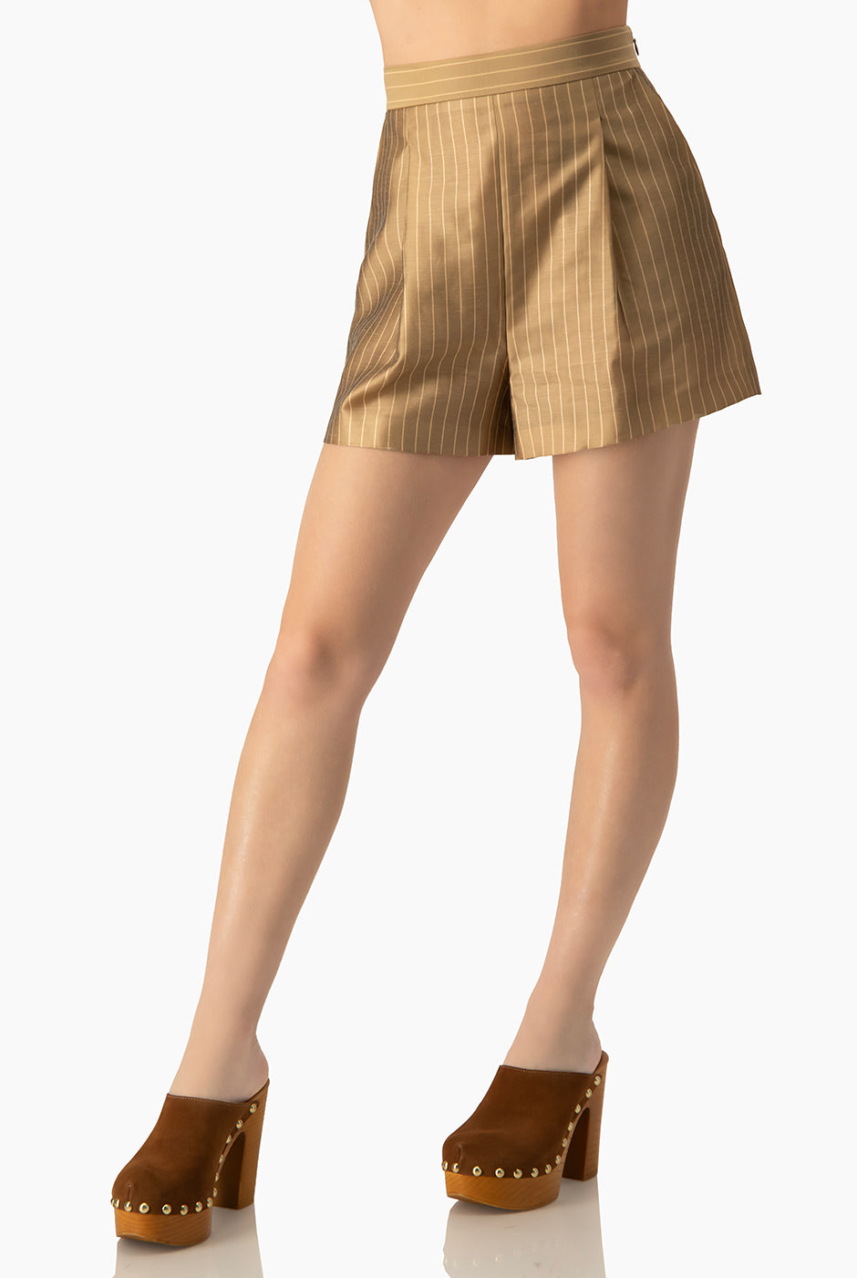 Short beige con rayas, pinzas frontales y bolsillos
