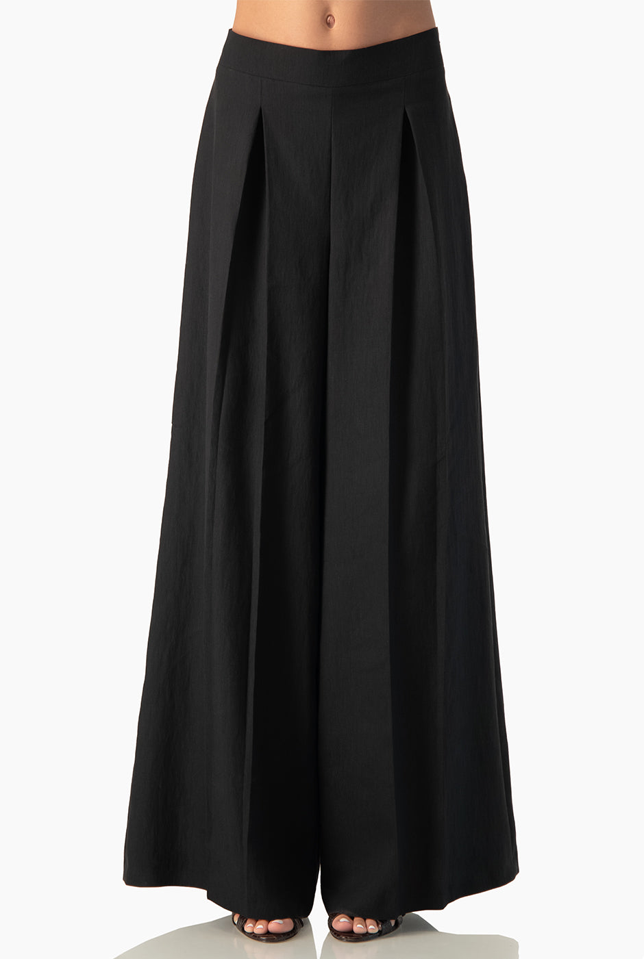 Pantalón Ivonne negro de pierna ancha con pliegues frontales