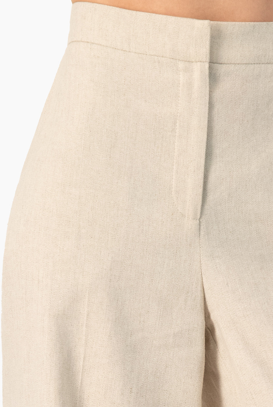 Pantalón recto Ivonne beige con bolsillos y cierre oculto