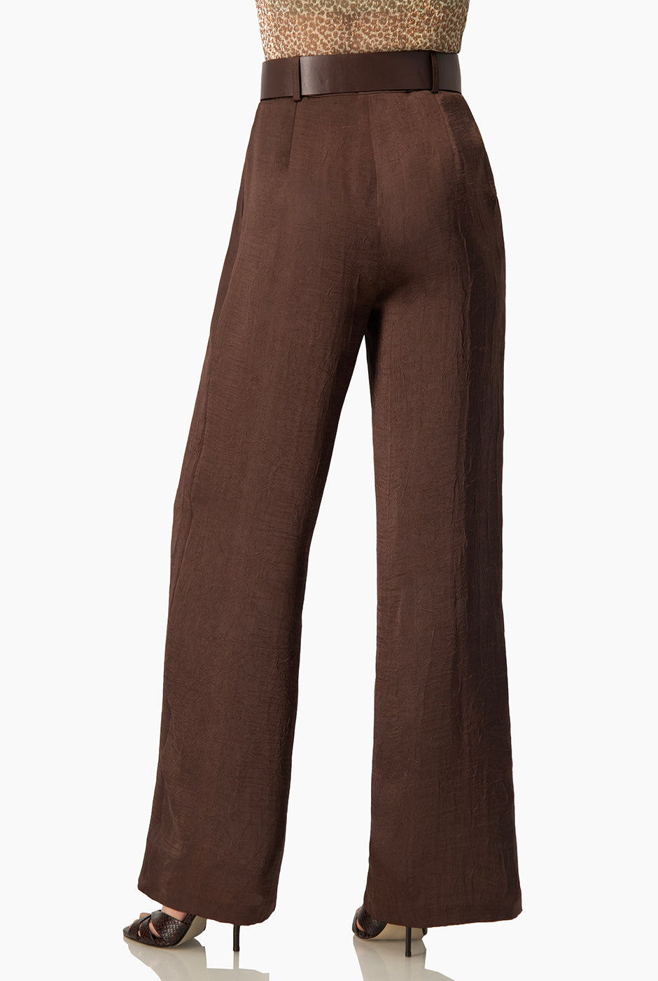 Pantalón Ivonne café con pinzas y cinturón