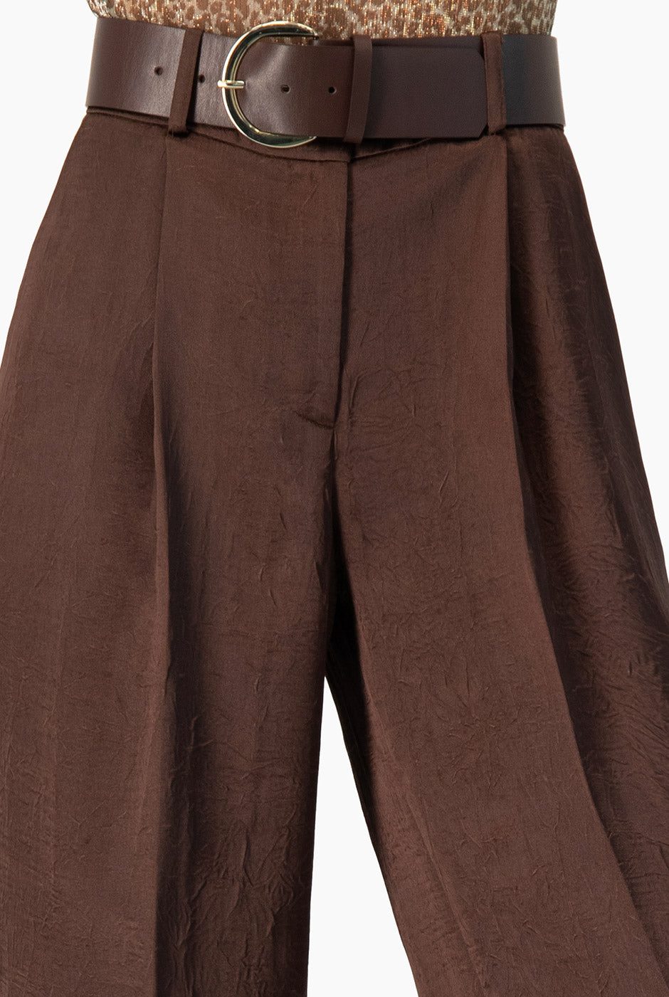 Pantalón Ivonne café con pinzas y cinturón