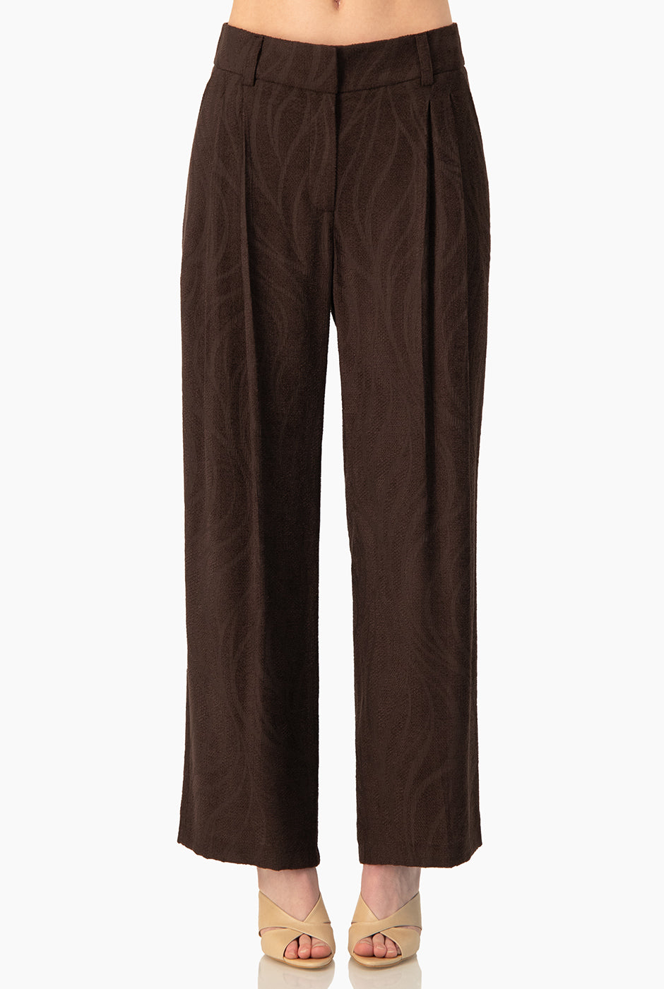 Pantalón Ivonne recto café con pinzas y bolsillos