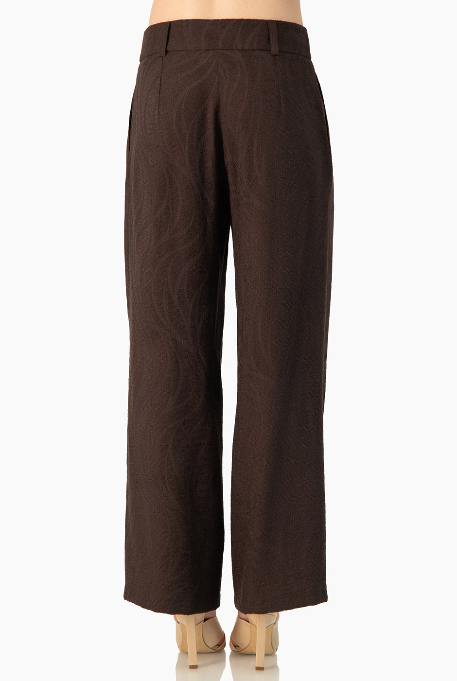 Pantalón Ivonne recto café con pinzas y bolsillos