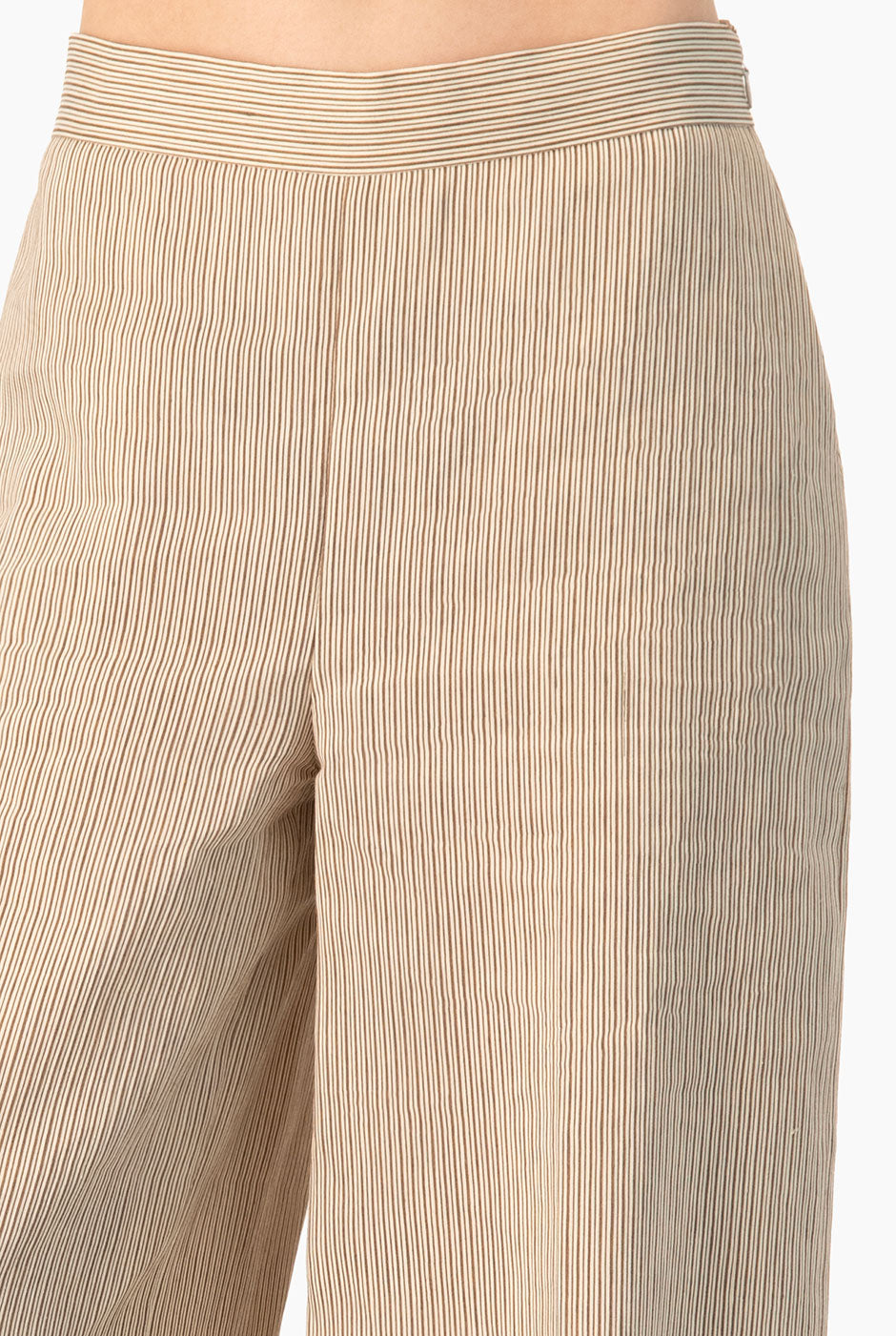 Pantalón Ivonne amplio rayado en beige con bolsillos laterales