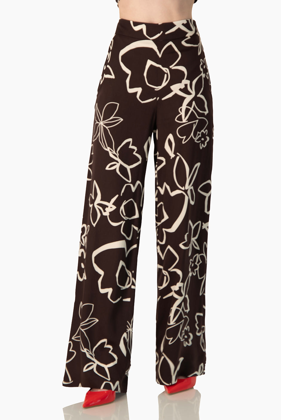 Pantalón Ivonne café con estampado floral y bolsillos