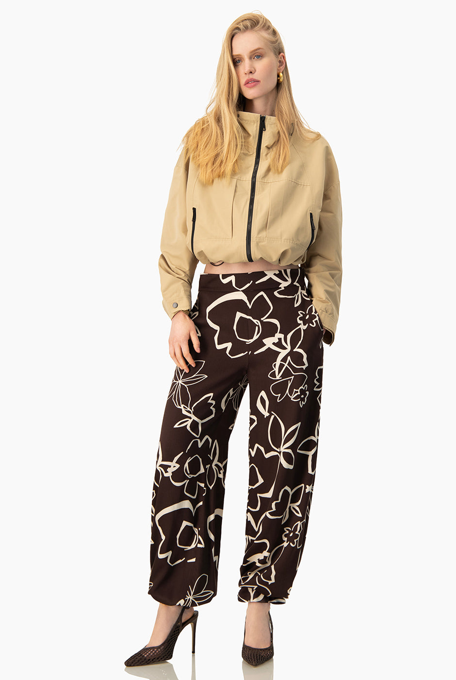 Pantalón Ivonne café con estampado floral y bolsillos