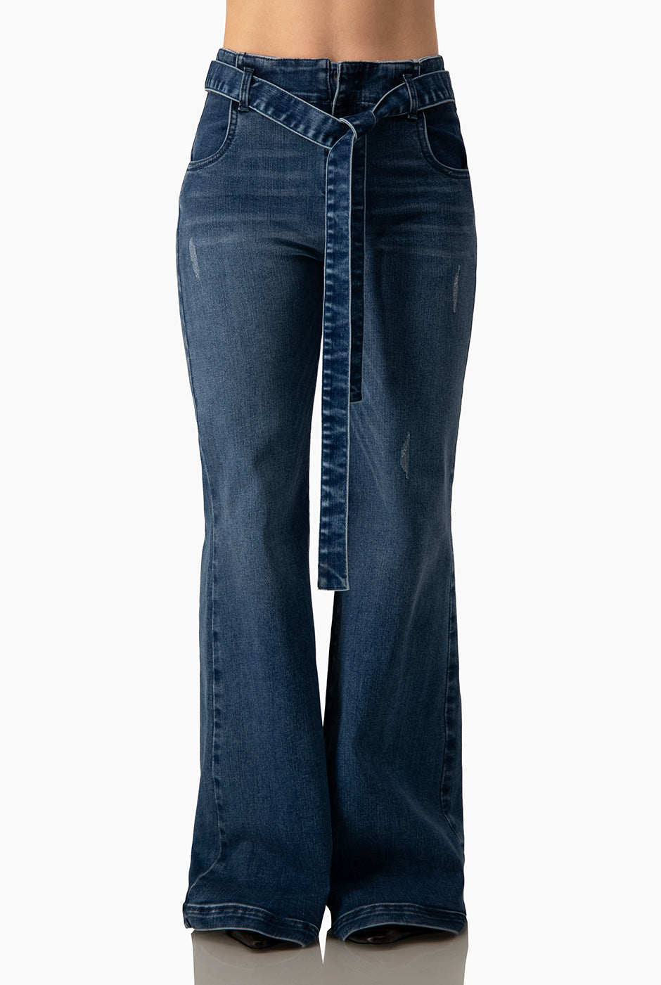 Jeans Ivonne semi campana azul marino con bolsillos y cinturón
