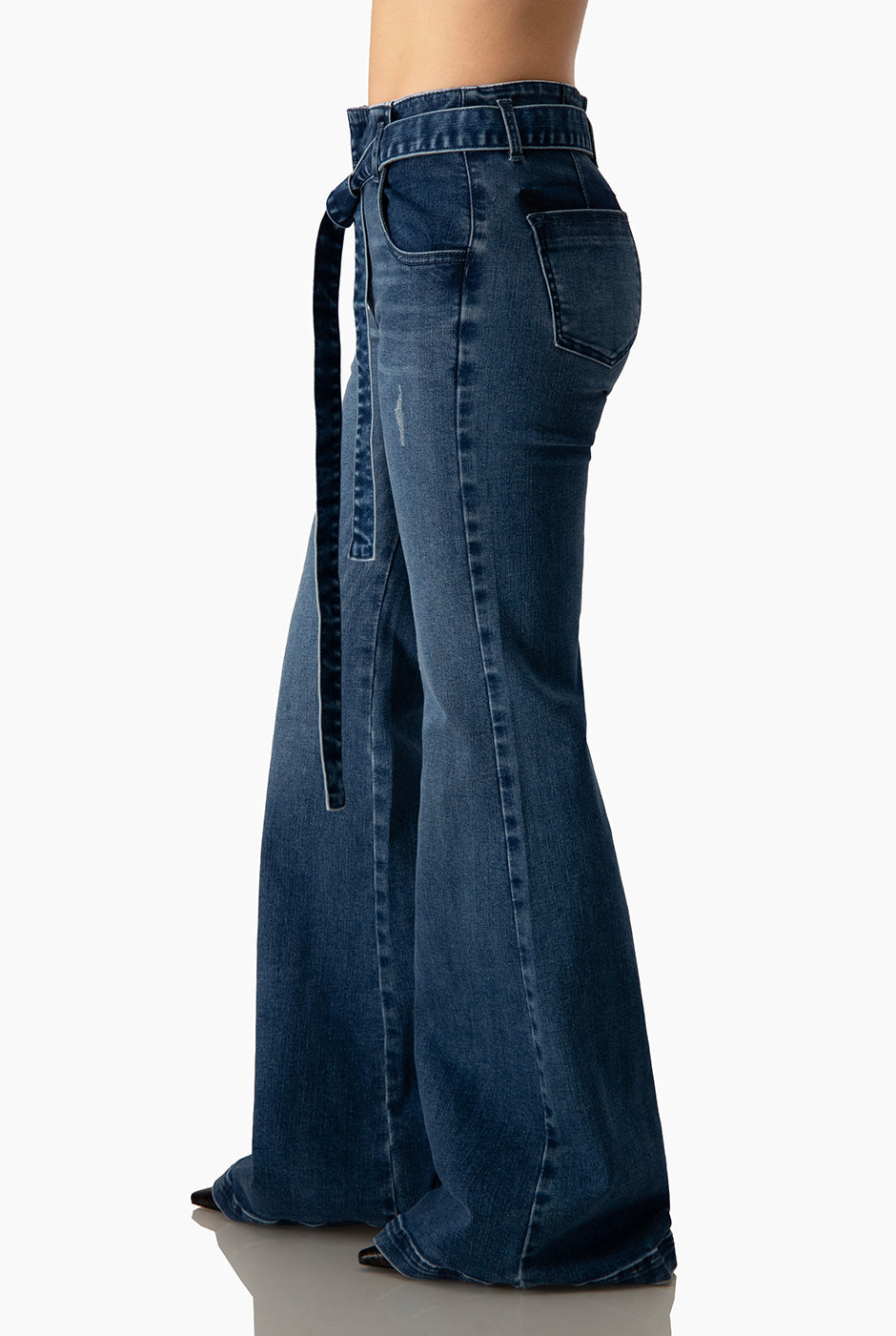 Jeans Ivonne semi campana azul marino con bolsillos y cinturón