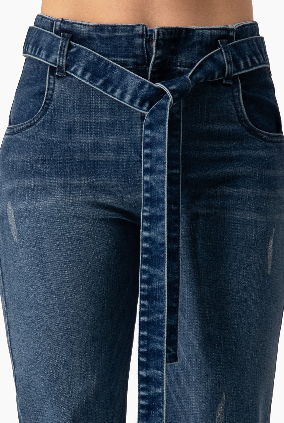 Jeans Ivonne semi campana azul marino con bolsillos y cinturón