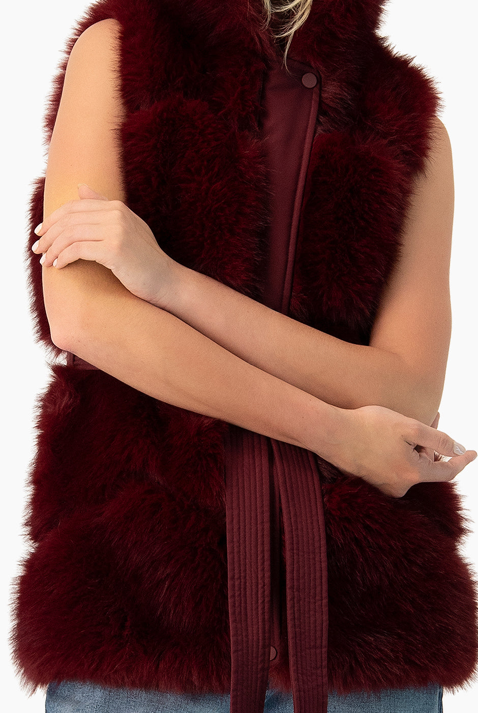 Chaleco de pelo sintético vino con capucha y cinturón