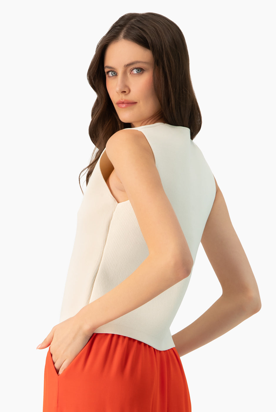 Chaleco sastreado natural con botones dorados