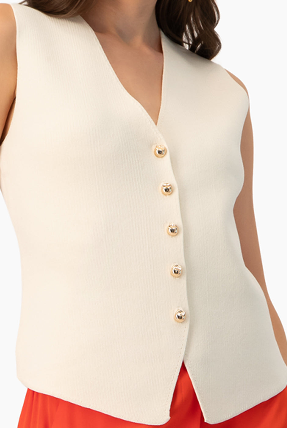 Chaleco sastreado natural con botones dorados