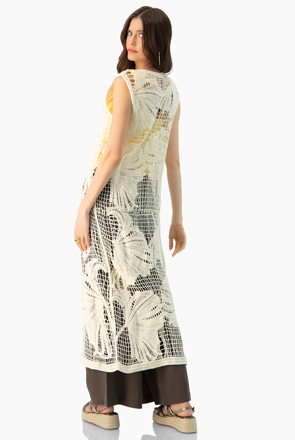 Chaleco largo tejido con flores calado y cintas de amarre