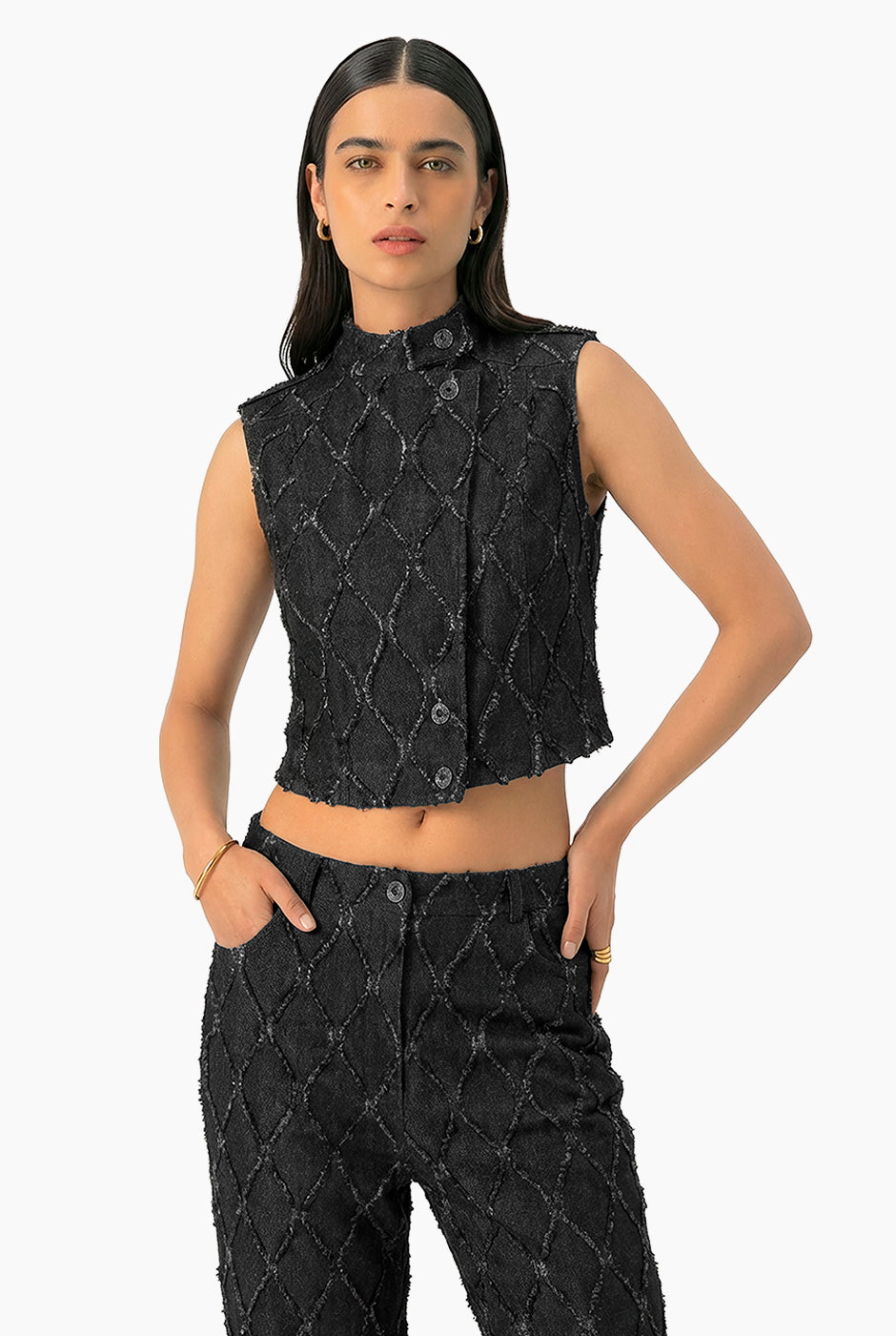 Chaleco denim negro con detalles de destrucción y botones frontales