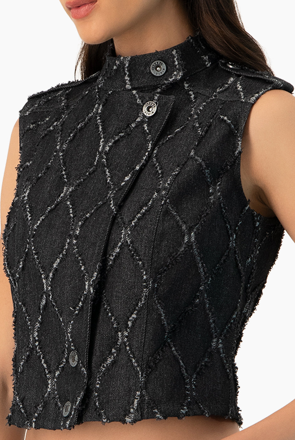 Chaleco denim negro con detalles de destrucción y botones frontales