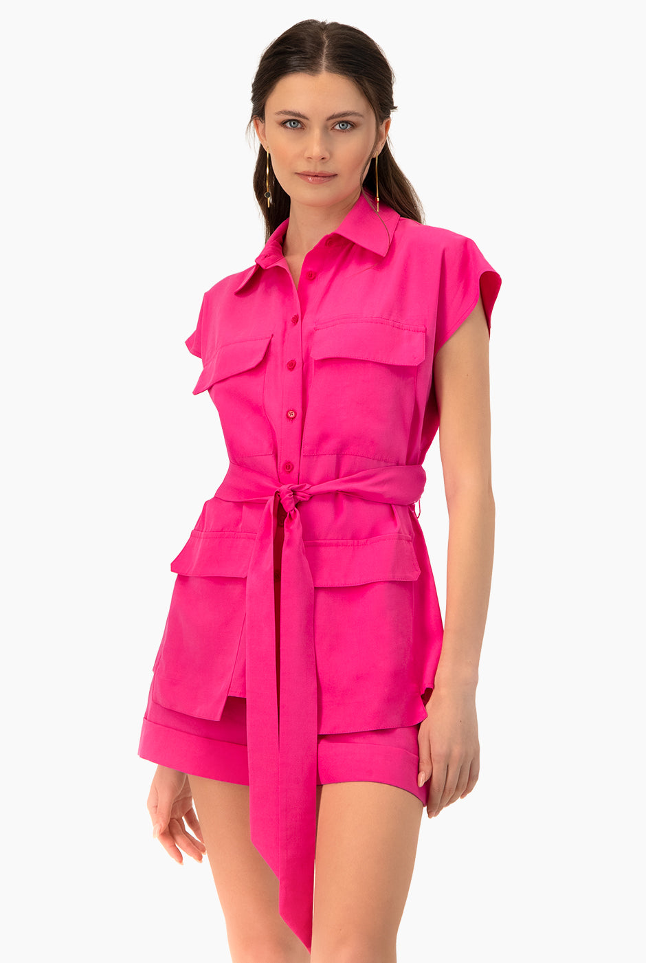 Chaleco fucsia con cinta, bolsillos y botones frontales