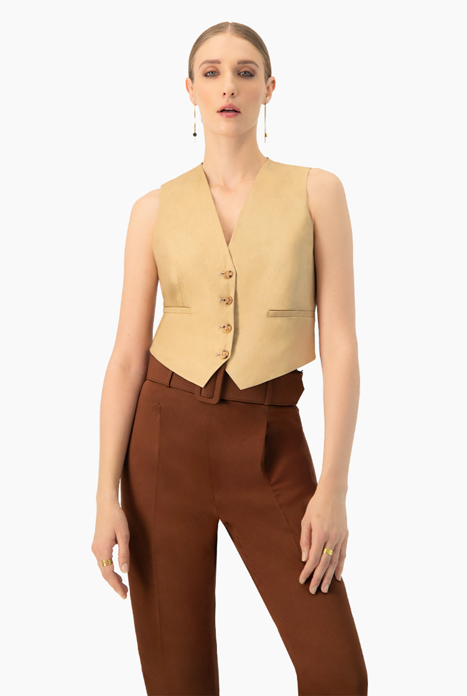 Chaleco beige formal con bolsillos simulados y botones