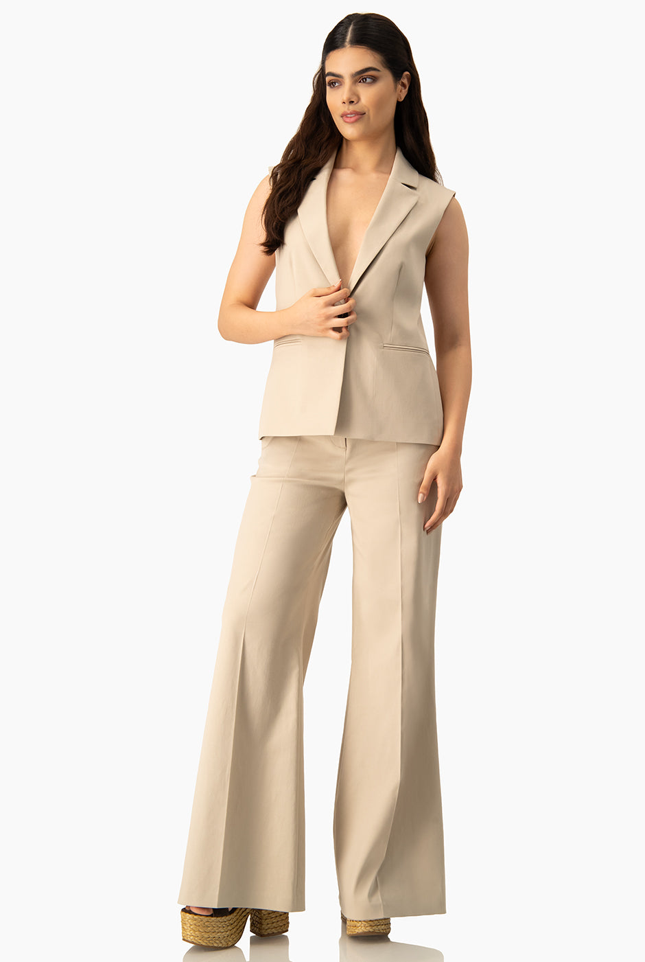 Chaleco beige liso con botón frontal y bolsillos simulados