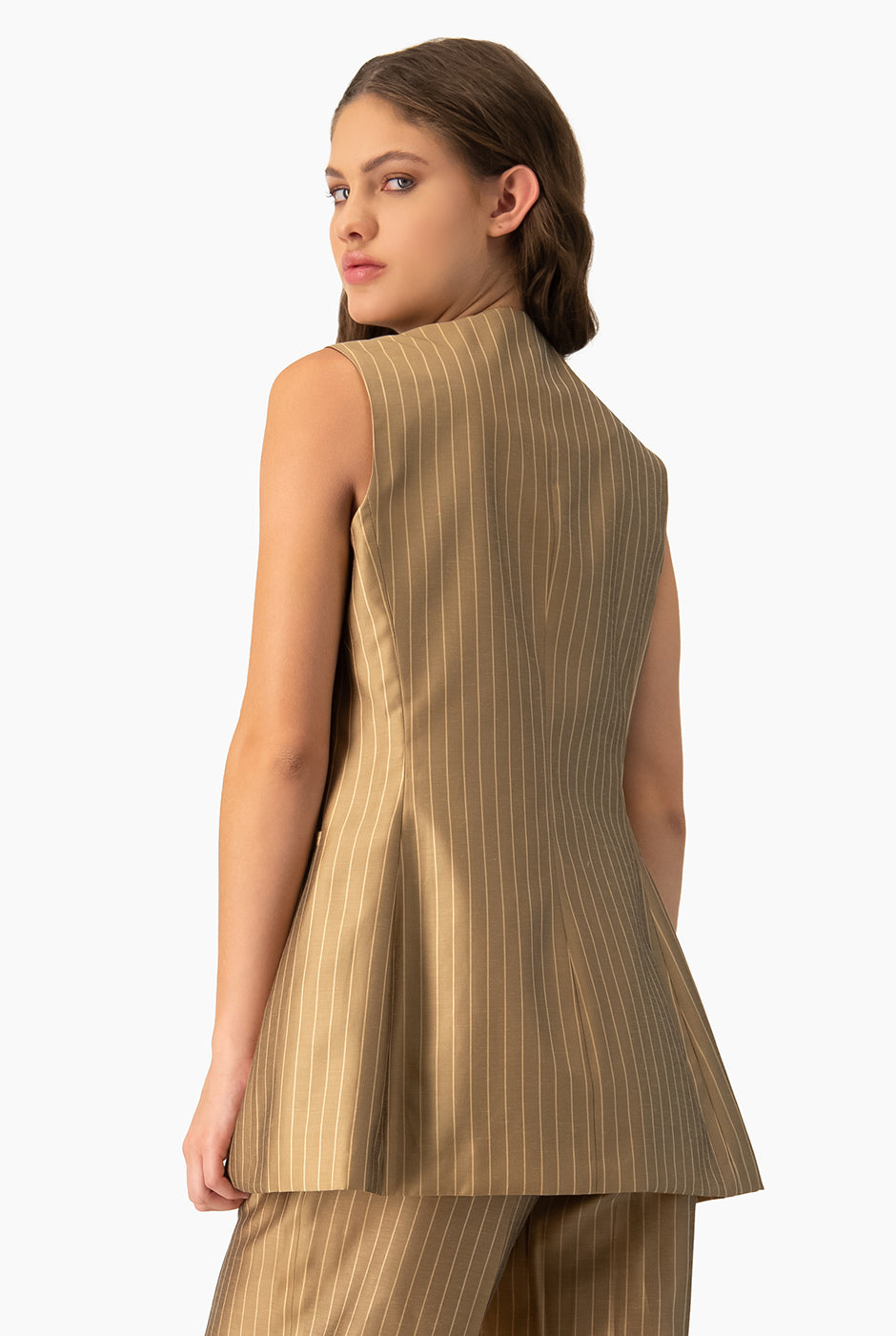 Chaleco sastreado de rayas beige con botones y bolsillos