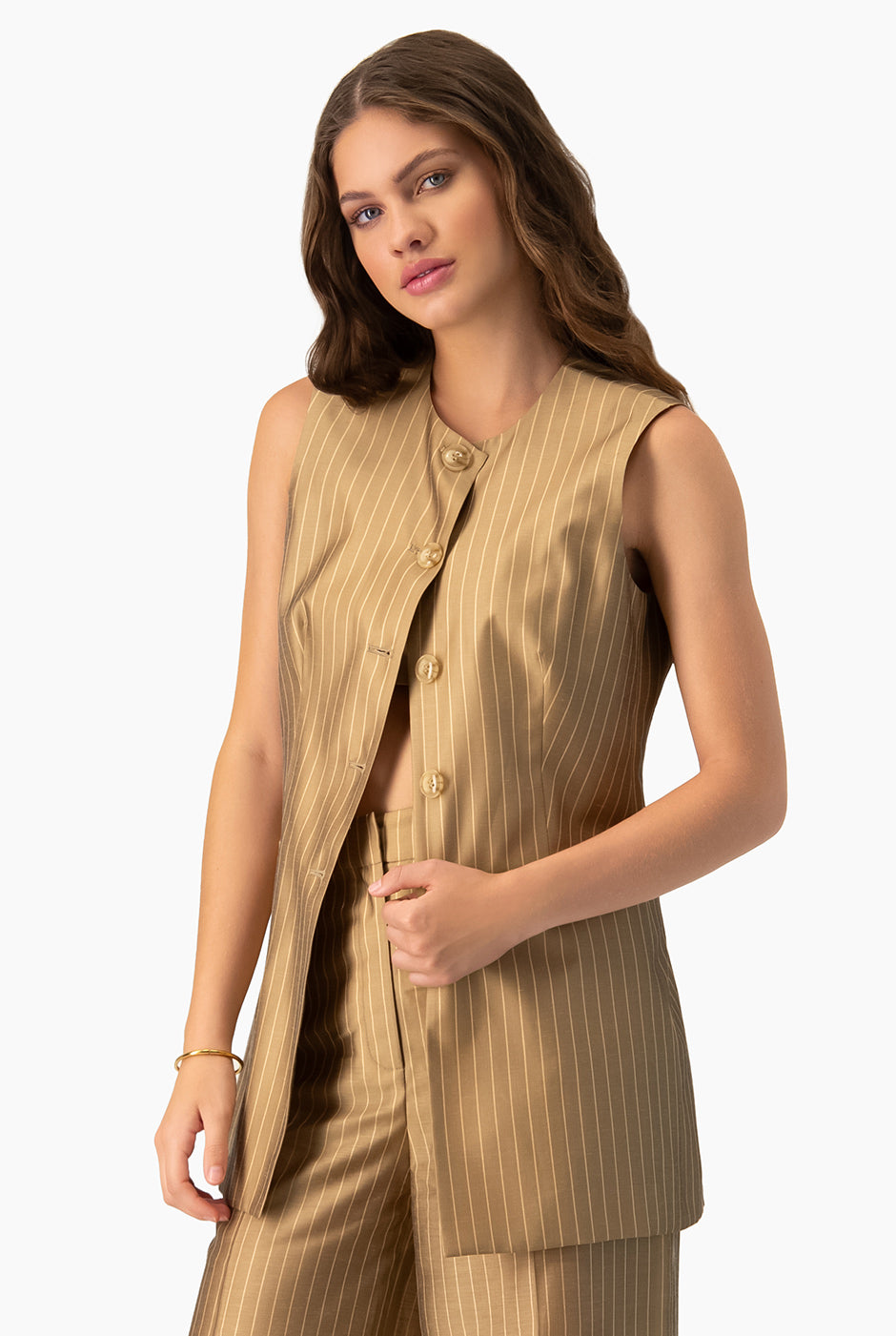 Chaleco sastreado de rayas beige con botones y bolsillos
