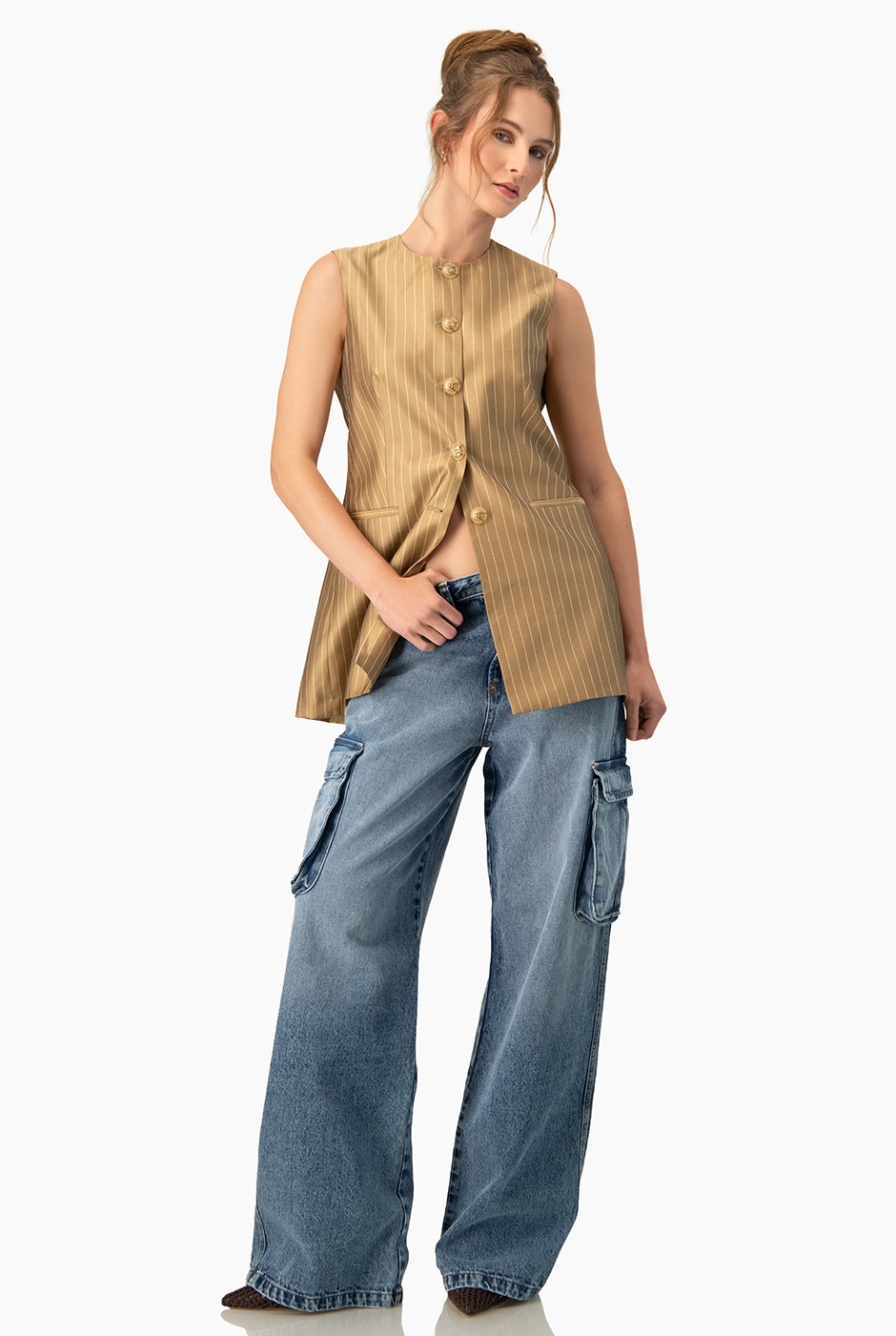 Chaleco sastreado de rayas beige con botones y bolsillos