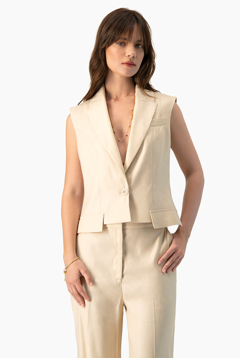 Chaleco Ivonne beige con escote en V y solapa