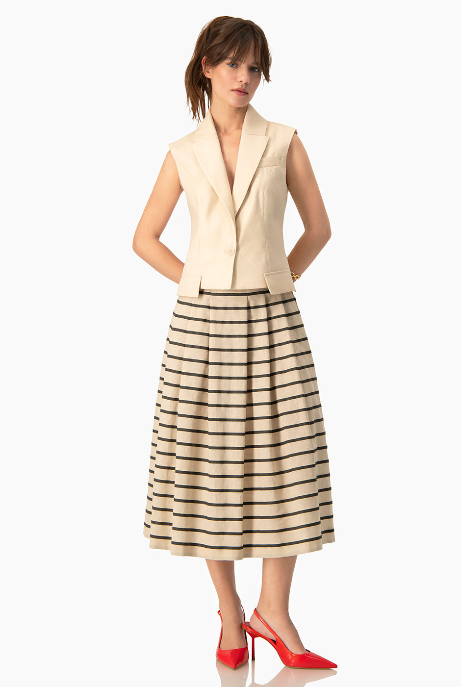 Chaleco Ivonne beige con escote en V y solapa