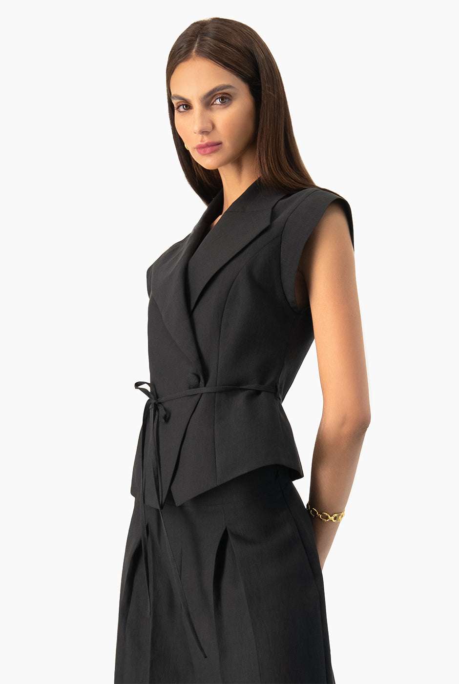 Chaleco negro Ivonne cruzado con cinturón